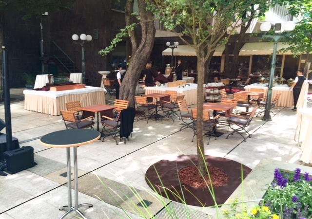 Verona garden chairs and Nero garden tables with an acacia tabletop measuring 70 x 70 cm